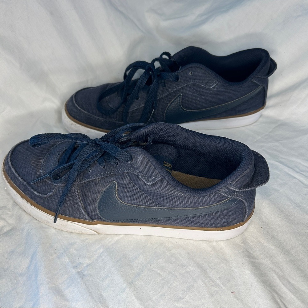 Nike Men's Size 10 Navy Low Top Sneakers | Skate Style Gum Sole Casual